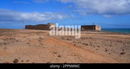 Verlassene Ruinen der Kalköfen von La Hondura, nördlich der Hauptstadt Puerto del Rosario auf der Insel Fuerteventura auf den Kanarischen Inseln, Spanien - Crum Stockfoto