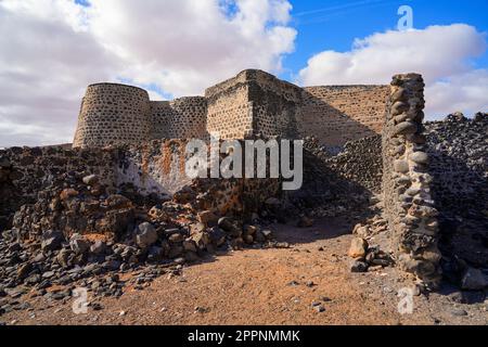 Verlassene Ruinen der Kalköfen von La Hondura, nördlich der Hauptstadt Puerto del Rosario auf der Insel Fuerteventura auf den Kanarischen Inseln, Spanien - Crum Stockfoto