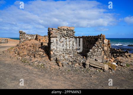 Verlassene Ruinen der Kalköfen von La Hondura, nördlich der Hauptstadt Puerto del Rosario auf der Insel Fuerteventura auf den Kanarischen Inseln, Spanien - Crum Stockfoto