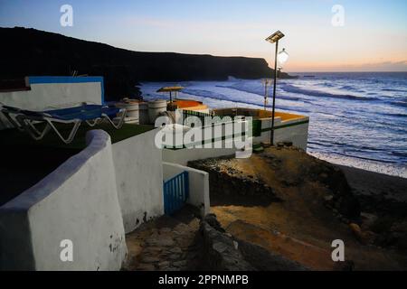 Weiße traditionelle Häuser in Puertito de los Molinos, einem kleinen Fischerdorf an der Westküste der Insel Fuerteventura auf den Kanarischen Inseln; Stockfoto