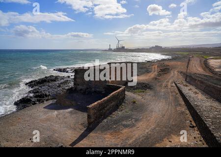 Verlassene Ruinen der Kalköfen von La Hondura, nördlich der Hauptstadt Puerto del Rosario auf der Insel Fuerteventura auf den Kanarischen Inseln, Spanien - Crum Stockfoto