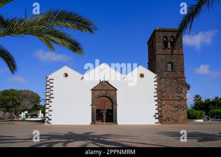 Fassade der Kirche unserer Lieben Frau von La Candelaria in La Oliva, einer ländlichen Stadt im Norden von Fuerteventura auf den Kanarischen Inseln, Spanien Stockfoto