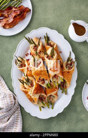 Blättern Sie Spargel, Cheddar und Bacon Torten zum Frühstück Stockfoto