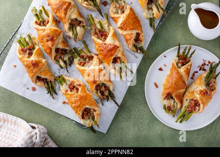 Blättern Sie Spargel, Cheddar und Bacon Torten zum Frühstück Stockfoto