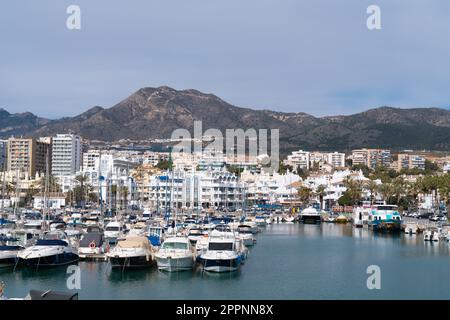 Boote im Außenhafen Benalmadena Marina Puerto Spanien Costa Del Sol Stockfoto