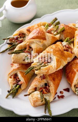 Blättern Sie Spargel, Cheddar und Bacon Torten zum Frühstück Stockfoto