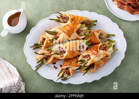 Blättern Sie Spargel, Cheddar und Bacon Torten zum Frühstück Stockfoto