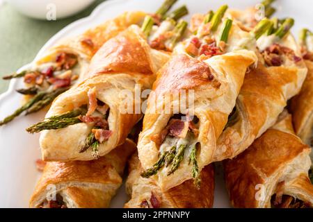 Blättern Sie Spargel, Cheddar und Bacon Torten zum Frühstück Stockfoto