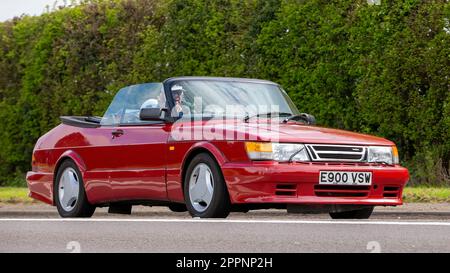 Bicester, Oxon, Großbritannien - April 23. 2023. 1987 roter Saab 900 Oldtimer, der auf einer englischen Landstraße fährt Stockfoto