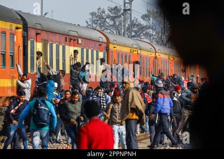 Ghaziabad, Indien. 3. Februar 2023. Indische Passagiere klammern sich an einen überfüllten Zug, der den Bahnhof Noli in Ghaziabad am Stadtrand von Neu-Delhi Indien verlässt. Das bevölkerungsreichste Land der Welt ist jetzt Indien und übertrifft China, laut den am 19. April veröffentlichten UN-Zahlen. (Kreditbild: © Amarjeet Kumar Singh/SOPA Images via ZUMA Press Wire) NUR REDAKTIONELLE VERWENDUNG! Nicht für den kommerziellen GEBRAUCH! Stockfoto