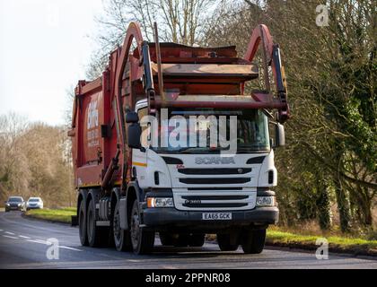 Stony Stratford, Bucks, Großbritannien - Februar 9. 2023. 2016 Scania P360 weißer Diesel-Lkw in Biffa Waste Services Lackierung Stockfoto