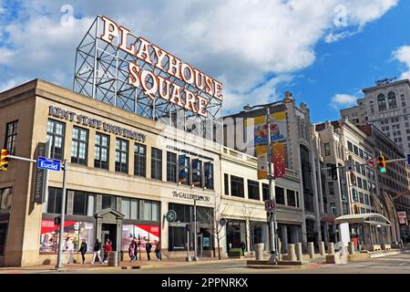 Am 15. Februar 2023 gehen die Menschen entlang der Euclid Avenue im Playhouse Square Theater District in der Innenstadt von Cleveland, Ohio, USA. Stockfoto