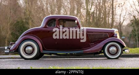 Stony Stratford, Bucks, Großbritannien, Januar 1. 2023. 1934 Ford 5 Window Coupe Oldtimer Stockfoto