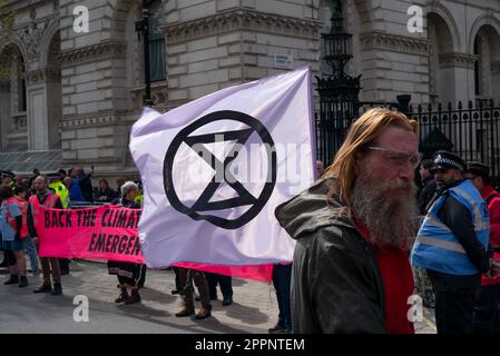 London, England, Großbritannien. 24. April 2023. Rund zehntausend Demonstranten von Gruppen, die die Rebellion-Ausrottung unterstützen, marschierten vom Parliament Square in Londons Westminster entlang des Strandes und fingen in den Jubilee Gardens ab. Der Protest markierte den letzten Tag von „˜Unite to Survival“ bei „˜The Big One“ „“, einer viertägigen Aktion vom 21. Bis zum 24. April 2023. Hier versammelten sich Menschen aus vielen Gruppen in Westminster und in den Houses of Parliament. Kredit: ZUMA Press, Inc./Alamy Live News Stockfoto