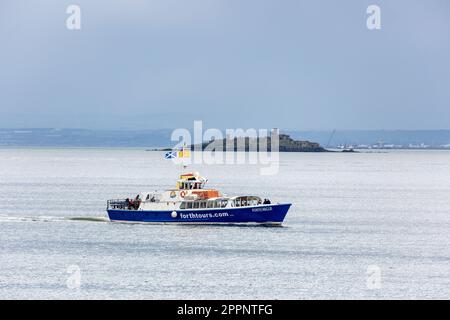 Die Forth Belle fährt auf dem Firth of Forth mit Inchmickery Island im Hintergrund Stockfoto