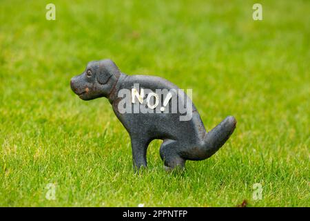 Hundekacke-Schild auf dem Rasenschild Stockfoto