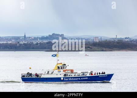 Die Forth Belle fährt auf dem Firth of Forth mit Edinburgh im Hintergrund Stockfoto