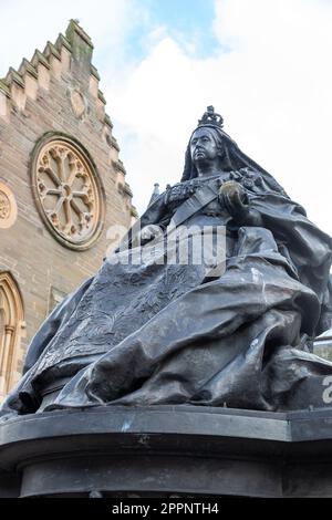 Queen Victoria vom englischen Bildhauer Harry Bates neben der McManus Art Gallery Stockfoto