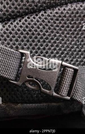 Plastikverschluss auf einem schwarzen Rucksack Nahaufnahme Stockfoto
