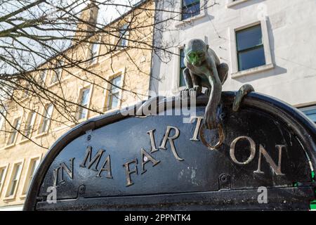 Die Skulptur „Monkey“ (in Ma Fair Toon) der Künstlerin Angela Hunter in der Dundee High Street, Schottland Stockfoto