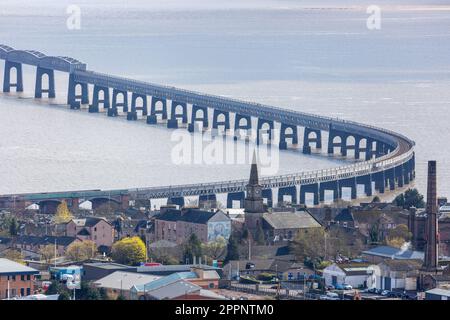 Die Tay Rail Bridge aus Dundee Law, Schottland Stockfoto