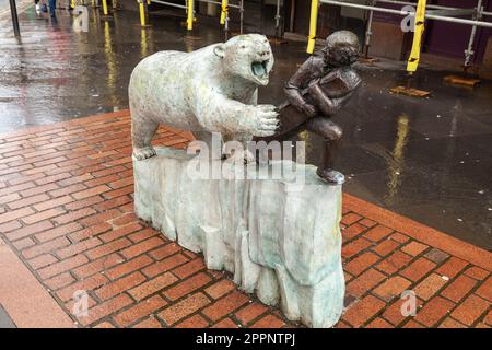 Eine Bronzestatue Dundee High Street des Künstlers David Annand zeigt, als 1878 ein Eisbär aus einem Walfangschiff floh und durch die Stadt lief Stockfoto