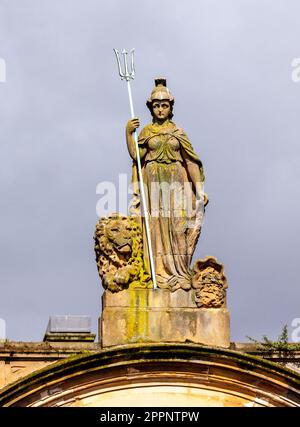 Statue von Britannia auf dem Dach eines Gebäudes in Dundee, Schottland Stockfoto