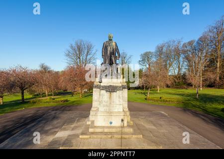 Andrew Carnegie Statue im Pittencrieff Park, Dunfermline, Fife, Schottland Stockfoto