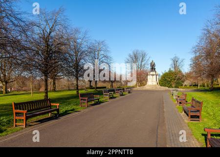 Andrew Carnegie Statue im Pittencrieff Park, Dunfermline, Fife, Schottland Stockfoto