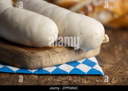 Zwei Bayerische Weiße Würstchen Auf Holz Stockfoto