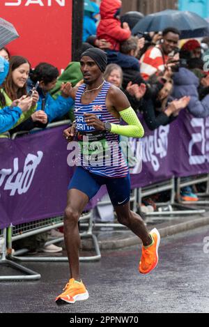 Sir Mo Farah nimmt am TCS London Marathon 2023 Teil und fährt durch Tower Hill, London, Großbritannien. Letzter London-Marathon für Mo Farah Stockfoto