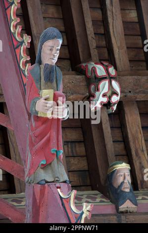 Hölzerne Figur des Apostels Heiliger Matthew. Eine von zwölf Schnitzereien, die die Jünger Jesu in St. John the Baptist Church, Bere Regis, Dorset, Vereinigtes Königreich, repräsentieren. Stockfoto