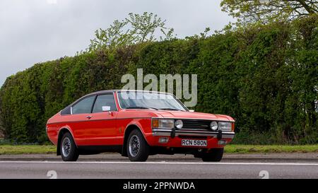 Bicester, Oxon, Großbritannien - April 23. 2023. 1975 Ford Granada Mark I zweitüriges Fastback-Coupé-Auto auf einer englischen Landstraße Stockfoto