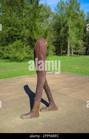 Skulpturenkomplex Nierozpoznani. Die unbekannte Kunstinstallation von Magda Abakanowicz in Citadel Park, Poznan, Polen. Stockfoto