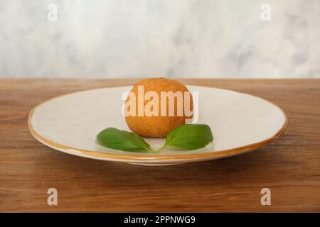 Gebratene Aarancino-Reisbällchen, traditionelle sizilianische Küche, Sizilien, Italien Stockfoto