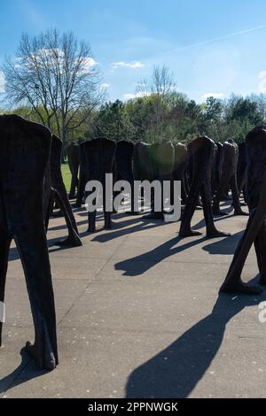 Skulpturenkomplex Nierozpoznani. Die unbekannte Kunstinstallation von Magda Abakanowicz in Citadel Park, Poznan, Polen Stockfoto