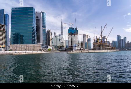 Dubai, Vereinigte Arabische Emirate - 2. April 2023: Kräne um Neubau von Wohnungen rund um Business Bay Stockfoto
