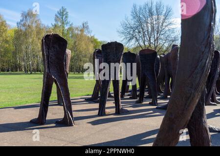 Skulpturenkomplex Nierozpoznani. Die unbekannte Kunstinstallation von Magda Abakanowicz in Citadel Park, Poznan, Polen Stockfoto