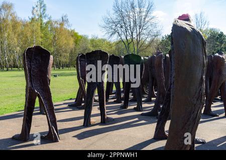 Die unbekannte Kunstinstallation von Magda Abakanowicz in Citadel Park, Poznan, Polen. Skulpturenkomplex Nierozpoznani Stockfoto