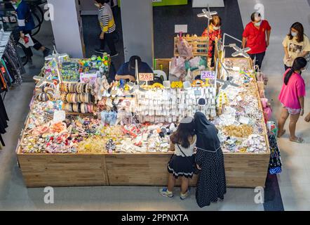 SAMUT PRAKAN, THAILAND, MÄRZ 16 2023, Verkauf von Haardekorationen und Accessoires im Innenbereich des Kaufhauses Stockfoto