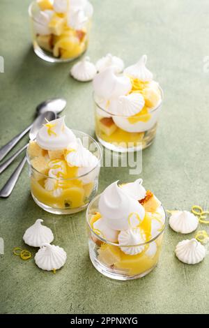 Zitronen-Baiser und Pfannkuchen in einem Glas, eine eigenständige Dessertidee Stockfoto