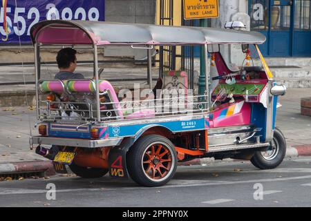 BANGKOK, THAILAND, FEBRUAR 04 2023, Ein traditionelles Taxi-Dreirad-Tuk-Tuk, das an einer Straße parkt Stockfoto