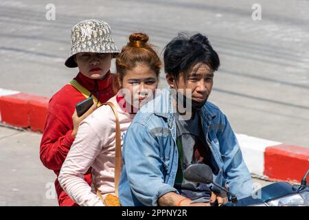 SAMUT PRAKAN, THAILAND, FEBRUAR 07 2023, der Mann mit zwei Frauen fährt zusammen auf einem Motorrad Stockfoto