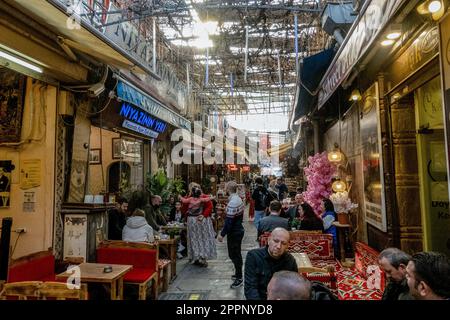 Izmir, Türkei. 3. März 2023. Der Kemeralti-Markt in Izmir ist ein lebhafter und lebendiger Basar, der eine große Auswahl an Waren bietet, von traditionellen türkischen Keramiken und Gewürzen bis hin zu moderner Kleidung und Elektronik. Seine engen Gassen und farbenfrohen Geschäfte bieten eine sensorische Überladung von Sehenswürdigkeiten, Geräuschen und Gerüchen. (Credit Image: © Shawn Goldberg/SOPA Images via ZUMA Press Wire) NUR REDAKTIONELLE VERWENDUNG! Nicht für den kommerziellen GEBRAUCH! Stockfoto