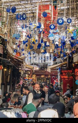 Izmir, Türkei. 3. März 2023. Der Kemeralti-Markt in Izmir ist ein lebhafter und lebendiger Basar, der eine große Auswahl an Waren bietet, von traditionellen türkischen Keramiken und Gewürzen bis hin zu moderner Kleidung und Elektronik. Seine engen Gassen und farbenfrohen Geschäfte bieten eine sensorische Überladung von Sehenswürdigkeiten, Geräuschen und Gerüchen. (Credit Image: © Shawn Goldberg/SOPA Images via ZUMA Press Wire) NUR REDAKTIONELLE VERWENDUNG! Nicht für den kommerziellen GEBRAUCH! Stockfoto