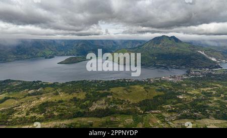 Luftdrohne von Ackerland auf Samosir Island und Lake Toba. Sumatra, Indonesien. Stockfoto