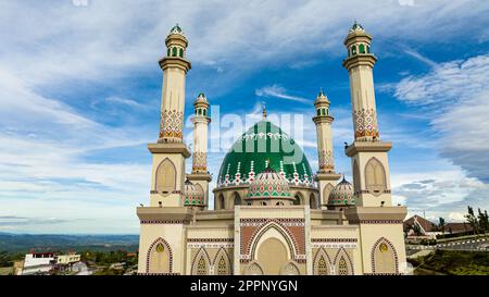 Blick auf die große Moschee in Sumatra von oben. Masjid Agung Syahrun Nur Tapanuli Selatan. Indonesien. Stockfoto