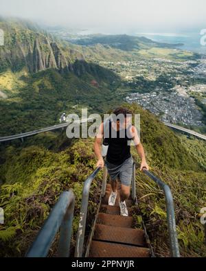 Man Hiking Stairway to Heaven (Haiku Treppe) auf Oahu, Hawaii. Hochwertiges Foto. Die Treppe hoch. Stockfoto