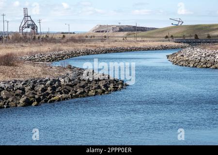 Muggah Creek schlängelt sich durch den Open Hearth Park, den Standort des ehemaligen Stahlwerks von Sydney in Sydney Nova Scotia. Stockfoto