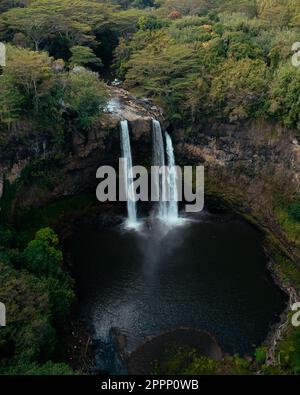 Drohnenflugzeug des Wailua-Wasserfalls auf Kauai, Hawaii. Hochwertiges Foto. Befindet sich im Wailua River State Park. Stockfoto